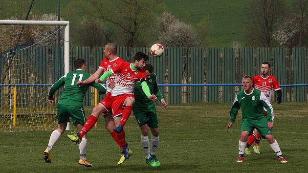 Fotbalisté Slavkova (bíločervené dresy) v 17. kole krajské I. B třídy skupiny C doma remizovali s Ostrožskou Novou Vsí 1:1.