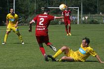 Sobotní utkání fotbalistů Strání (žluté dresy) ve Valašském Meziříčí bylo kvůli nepříznivému počasí i terénu odloženo. 