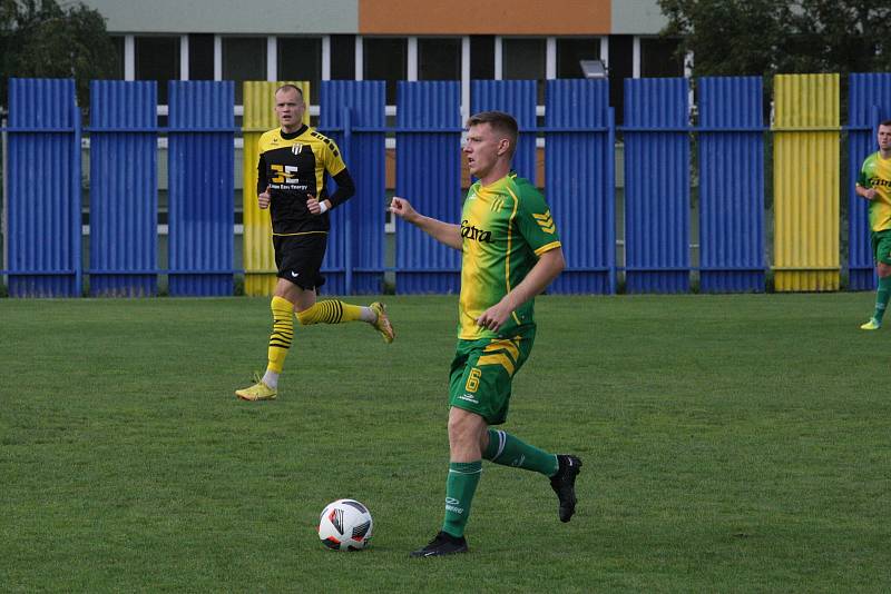 Fotbalisté Strání (černožluté dresy) v sobotním domácím hodovém duelu přehráli Napajedla 3:0.