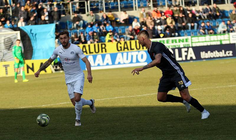 Fotbalisté Slovácka (v bílých dresech) proti Baníku Ostrava