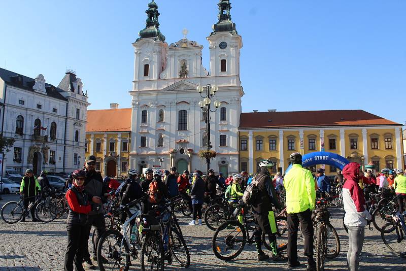 Příznivci cyklistiky a vína se 9. října dopoledne vydali z Masarykova náměstí v Uherském Hradišti do okolí v rámci tradiční akce s názvem Na kole vinohrady Uherskohradišťska. 