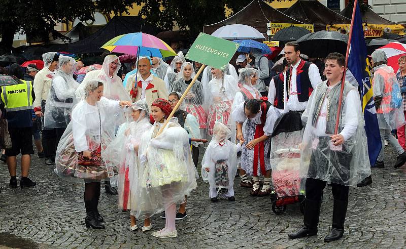 Tradičnímu defilé na Masarykově náměstí nepřálo počasí.