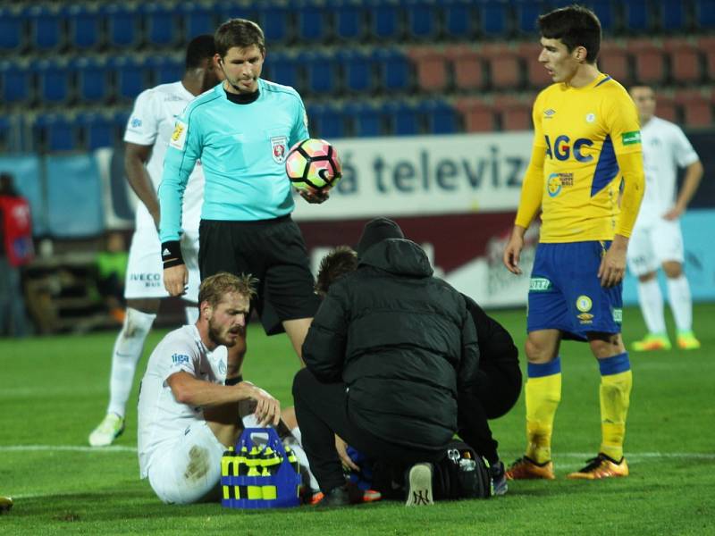 1. FC Slovácko vs. FK Teplice. Zraněný Vlastimil Daníček musel o poločase střídat.