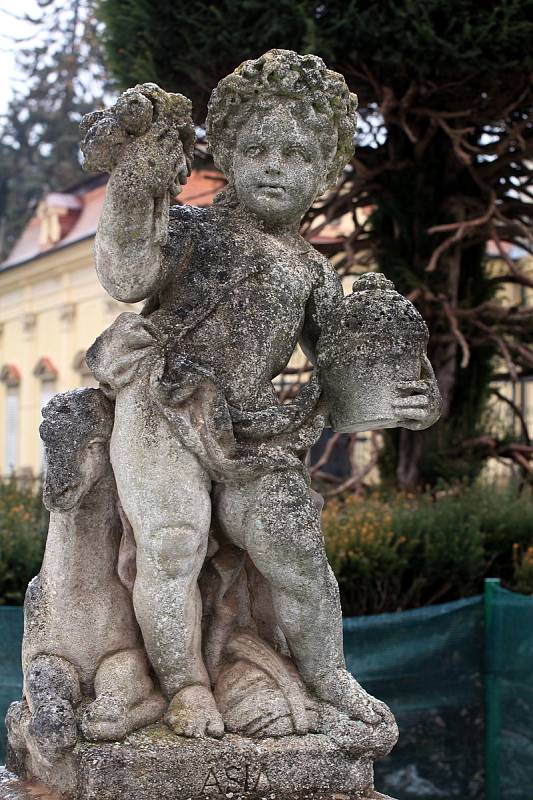 Tradičním zimním úklidem se v těchto dnech chystá na prohlídkovou sezonu státní zámek Buchlovice.