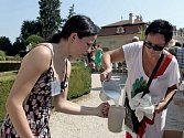 K festivalovým aktivitám v Buchlovicích patří tradičně lékařka Stanislava Hrňová (vpravo) a její česnekový kvašený mléčný nápoj a česnekové dobroty. 