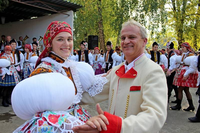 Pestrosti slováckých krojů dalo vyniknout při hodech v Nedakonicích krásné tereziánské babí léto.