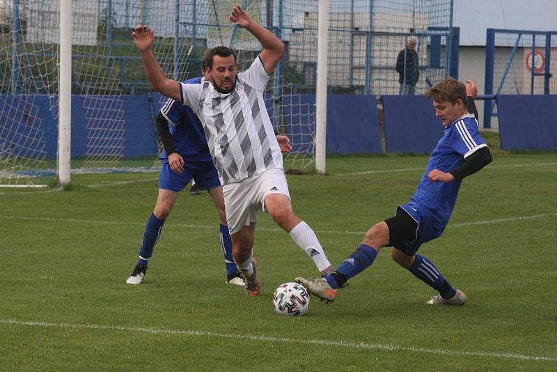 Fotbalisté Kunovic (modré dresy) v 11. kole krajské I. A třídy skupiny B i bez omluveného trenéra Chaloupky zdolali Těšnovice 2:1.