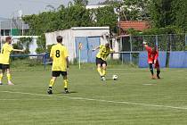 Fotbalista Kunovic Jan Zámečník střílí jednu ze svých tří branek do sítě poslední Bylnice. 