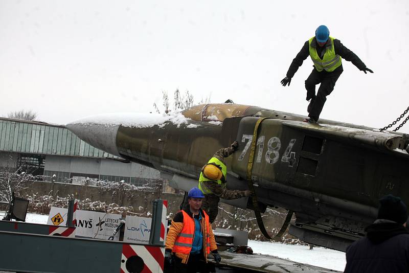 Nadzvuková stíhačka MiG-23MF z pražských Malešic se vykládá v  leteckém Muzeu v Kunovicích.