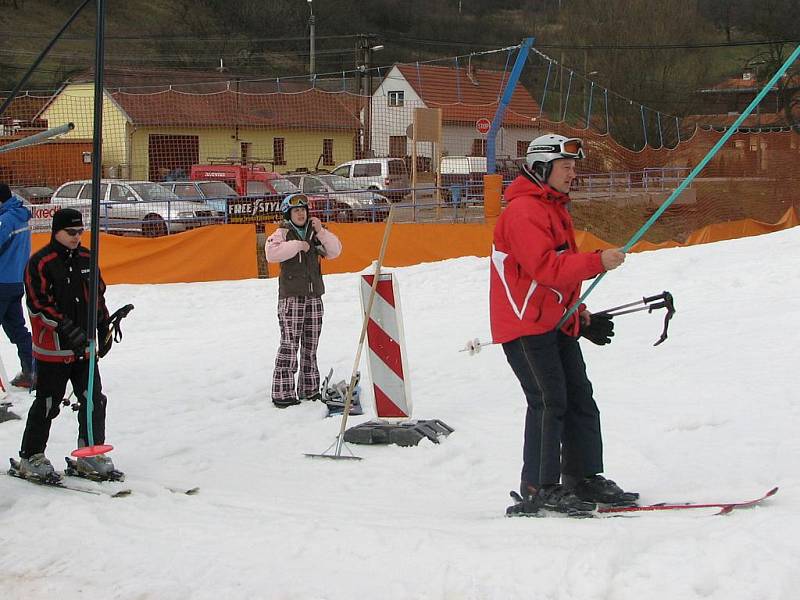 Nejméně půl roku bude Lubomír Orel a lyžaři čekat na sníh.