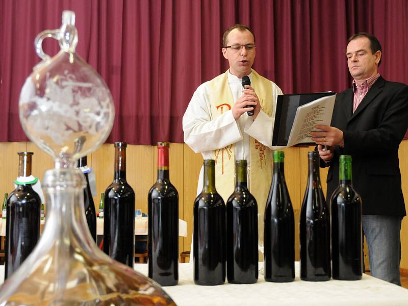Polešovický farář Vít Hlavica posvětil víno.