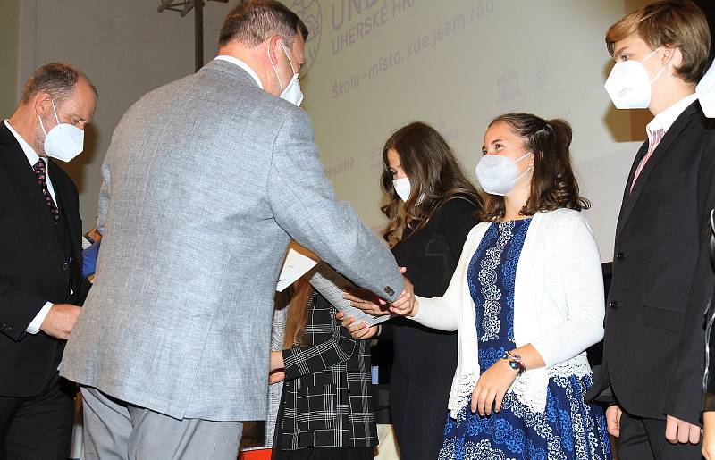 Absolventům jazykových zkoušek z řad žáků ZŠ UNESCO v Uherském Hradišti slavnostně předali v úterý 20. září v uherskohradišťské Redutě certifikáty.