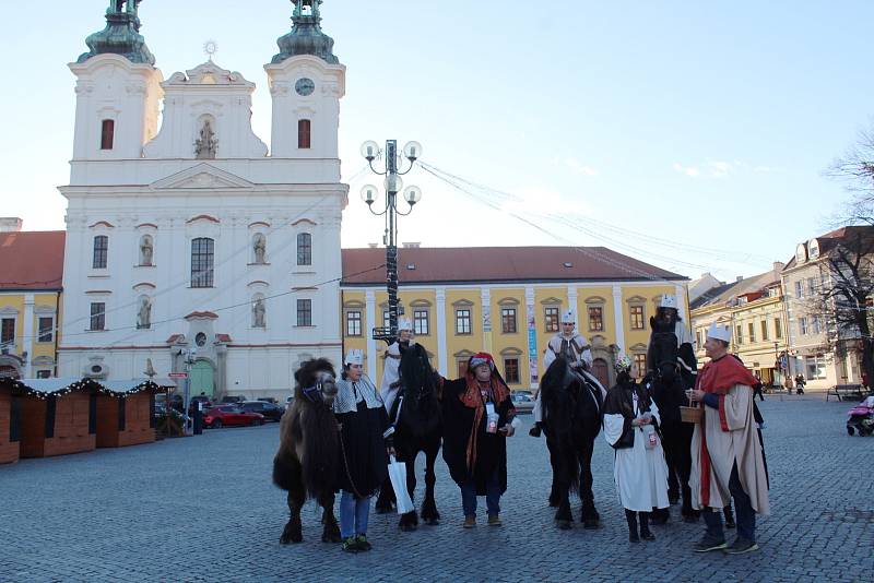 Tříkrálový průvod s koňmi i velbloudem křižoval Uherským Hradištěm.