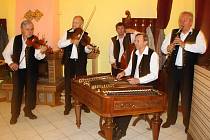 Cimbálová muzika Kunovjané rozproudila krev v žilách chlapů ze sboru Tupešané i jejich hostům.
