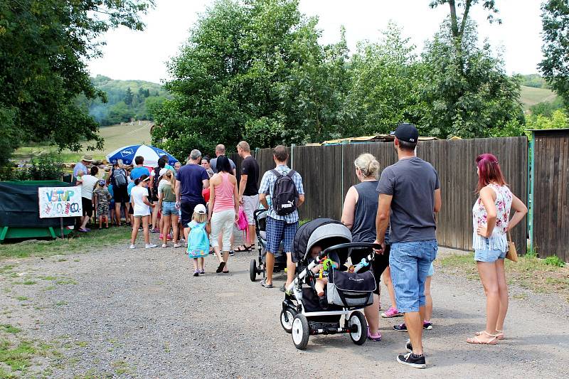 JAKO V POHÁDCE. Nadšenci z Kudlovické doliny připravili pro děti i dospělé už 14. ročník pohádkové stezky.