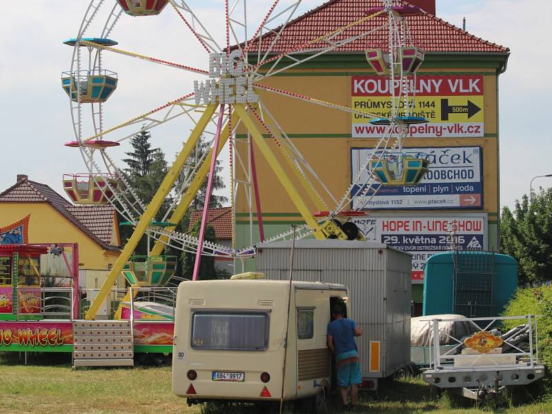 V areálu lunaparku Spilka v Uherském Hradišti u Tesca panuje pochmurná atmosféra. Nafukovací skluzavka je již vypuštěná a schovaná ve vozíku.