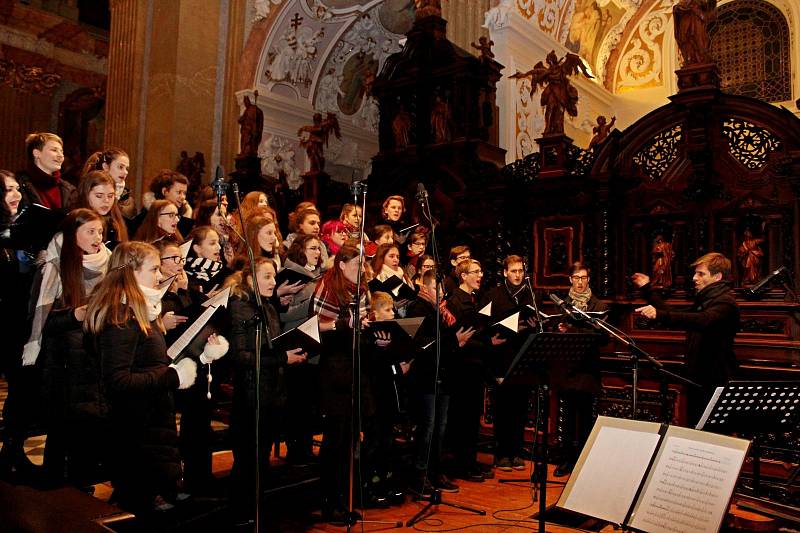 V DUCHU VÁNOC. Koncert cimbálové muziky Cifra a pěveckého sboru Viva la musica z Gymnázia v Uherském Hradišti přilákal do velehradské baziliky na 250 posluchačů.