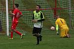 Fotbalisté Jalubí (červenobílé dresy) v domácím hodovém utkání 8. kola okresního přeboru Uherskohradišťska  prohráli s Huštěnovicemi 1:3.