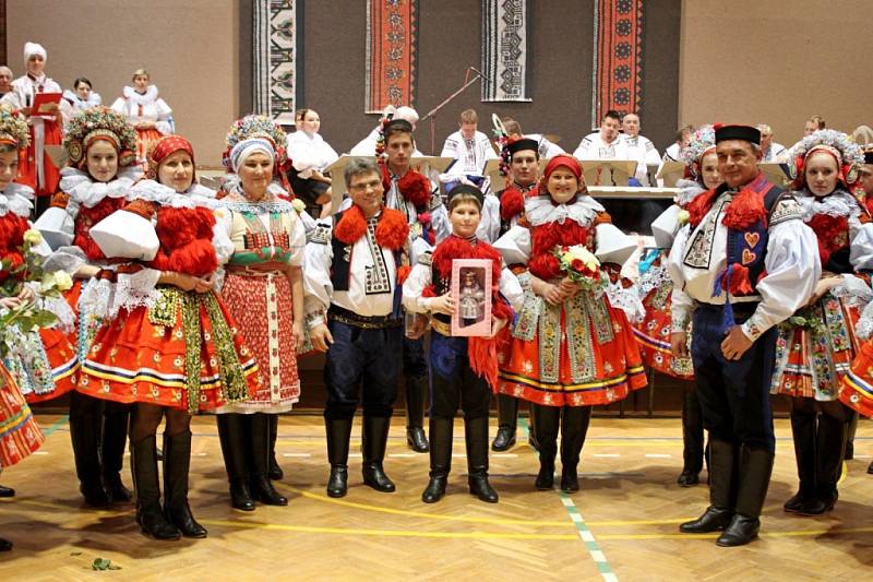 Tuzemským folklorním fenoménem je ve Vlčnově krojový ples s představením krále a jeho družiny.