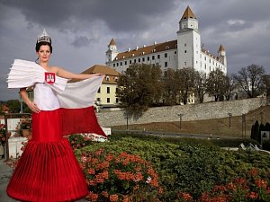 Šaty pro Bratislavu představuje modelka Veronika Bujáková.