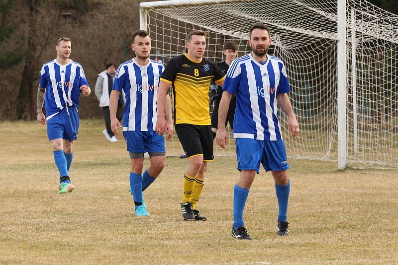 Fotbalisté Ostrožské Lhoty (žlutočerné dresy) ve čtvrtfinále Poháru OFS Uherské Hradiště podlehli Hluku B 1:2.