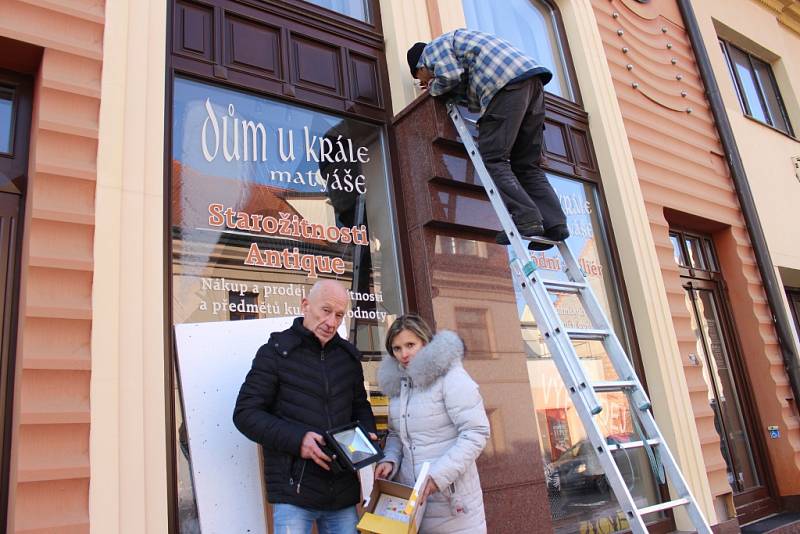 Majitelé vykradených galerií v Uherském Hradišti si na vlastní prostředky pořídili veřejné osvětlení. Dvojice halogenů bude od 10. prosince osvětlovat plochu před jejich výlohami na Otakarově ulici.