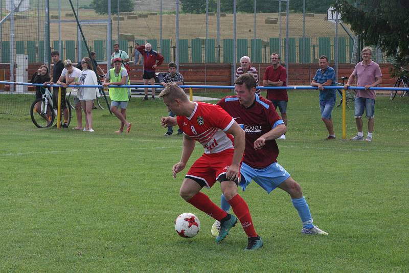 Fotbalisté Slavkova (bíločervené dresy) na úvod nové sezony zdolali Velký Ořechov 1:0.