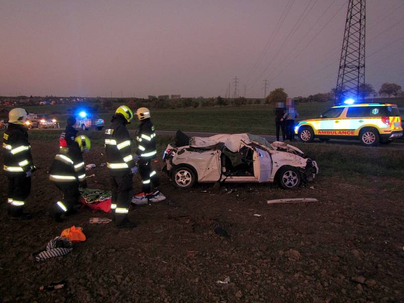 U příkopu na střeše skončil svou rychlou jízdu u Topolné osmnáctiletý mladík bez řidičáku. S mladinkou spolujezdkyní skončili v nemocnici.