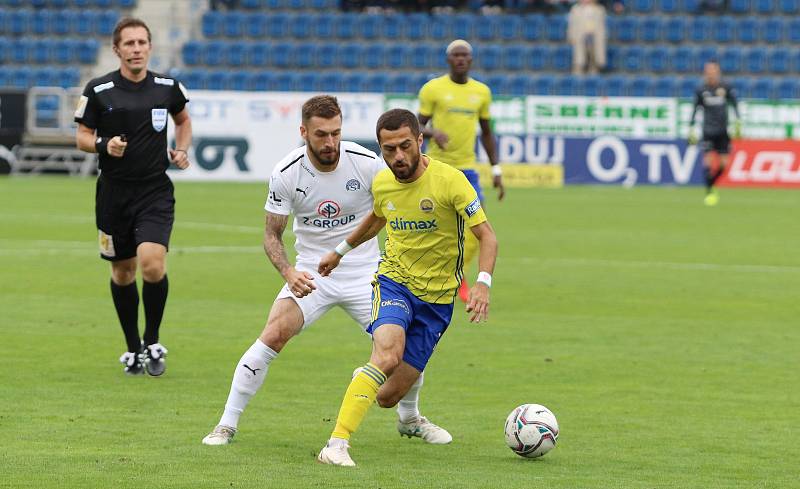 Fotbalisté Slovácka (bílé dresy) se v 8. kole FORTUNA:LIGY utkali se sousedním rivalem ze Zlína.