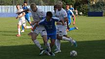 Fotbalisté Slovácka B (bílé dresy) v páteční předehrávce 32. kola MSFL remizovali na hřišti v Kunovicích s juniorkou Ostravy 2:2.