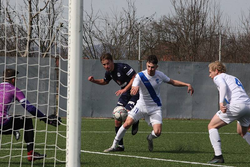 Fotbalisté Slovácka B (modré dresy) ve 20. kole MSFL přehrály Frýdek-Místek 5:1.