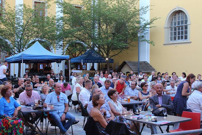 Bára Basiková zazpívala v Hradišti na Hello Jazz Weekendu „bondovky“ od Adell i od Tiny Turner. Doprovázel ji F dur jazzband.