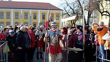 Masarykovo náměstí v Uherském hradišti se zaplnilo lidmi, vínoznalci, vinaři i hradišťským farářem Josefem Říhou, který přede všemi, i před sv. Martinem na koni požehnal letošním svatomartinským vínům.