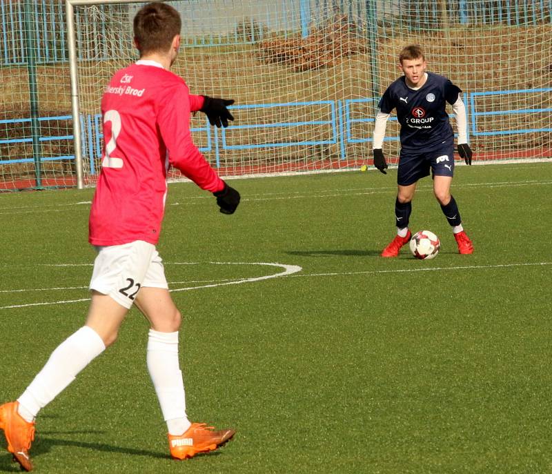 Fotbalisté Uherského Brodu (červené dresy) na závěr čtyřdenního soustředění zdolali starší dorost Slovácka 2:0.