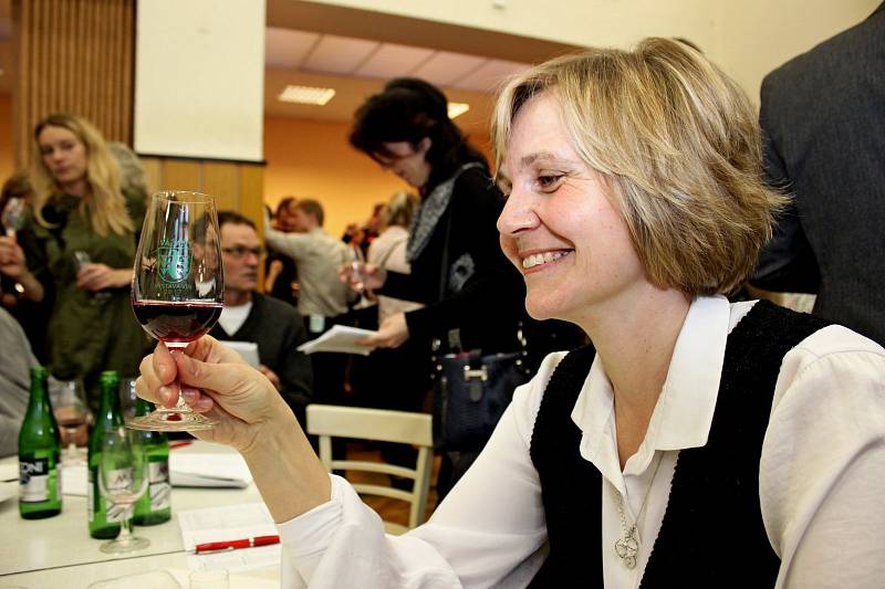 Milovníci vína mohli ve Vážanech ochutnat 427 vzorků bílých, červených a rosé vín.