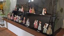 Figurky v  replikách historických kostýmů od Zdeňky Mudrákové lákaly k prohlídce děti i dospělé.