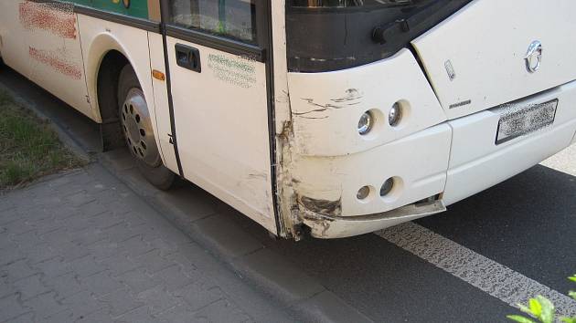 Autobus s fotbalisty se v neděli srazil v Ostrohu s autem