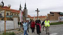 Třiadvacet poutníků mělo velehradskou baziliku za zády. Jejich cesta vedla na Sv. Hostýn.