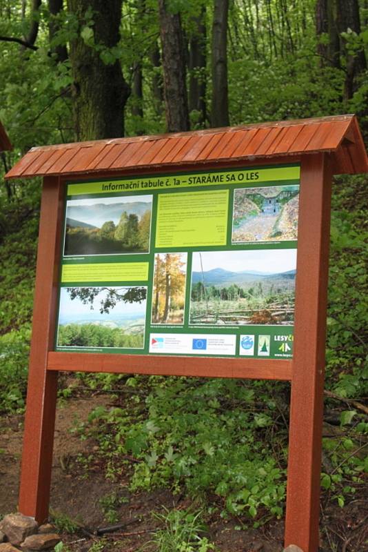 Slavnostní zahájení a přestřižení pásky se uskutečnilo u první uvítací tabule pod hradem Buchlovem. 