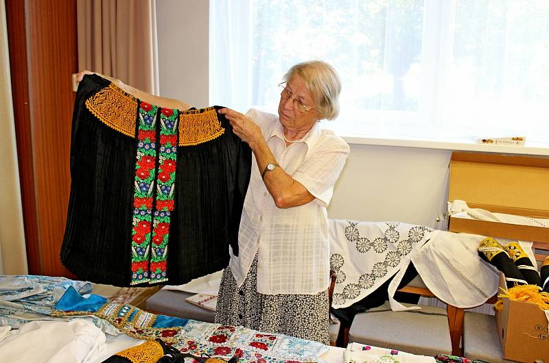 Na 11. ročníku burzy krojů v kulturním domě v Babicích se letos prezentovala řada vystavovatelů a tvůrců lidových oděvů.
