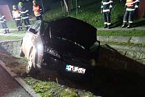 Auto zaklíněné nad korytem potoka v Bojkovicích museli vyprostit hasiči