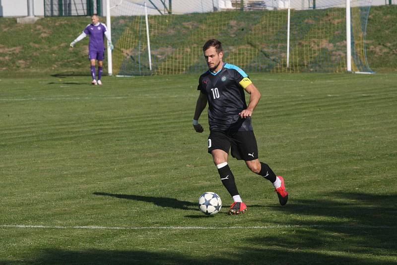 Fotbalisté Buchlovic (žlutomodré dresy) v posledním zápase podzimní části podlehli vedoucím Osvětimanům 1:2.