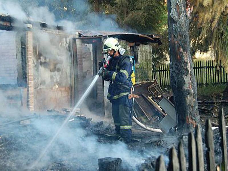 Likvidace požáru a dohašení ohnisek trvalo hasičům více než hodinu.