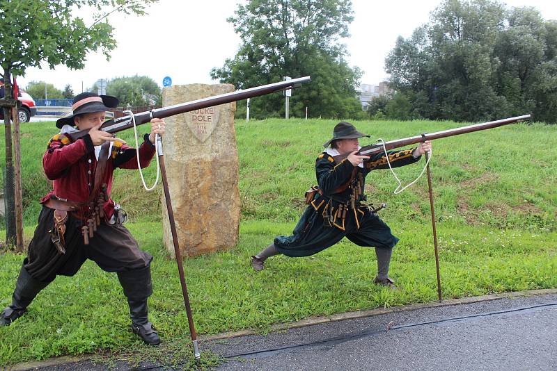 V posledním srpnovém dnu si obec Dolní Němčí, coby vítěze celostátního kola Vesnice roku 2018 a jeho tradice prohlédla hodnotící komise soutěže Evropská cena obnovy vesnice. Mušketýři u památníku bitvy na Luckém poli.