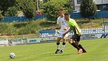 Fotbalisté Slovácka (v bílých dresech) účastníka druhé nejvyšší soutěže porazili jednoznačně 5:0.