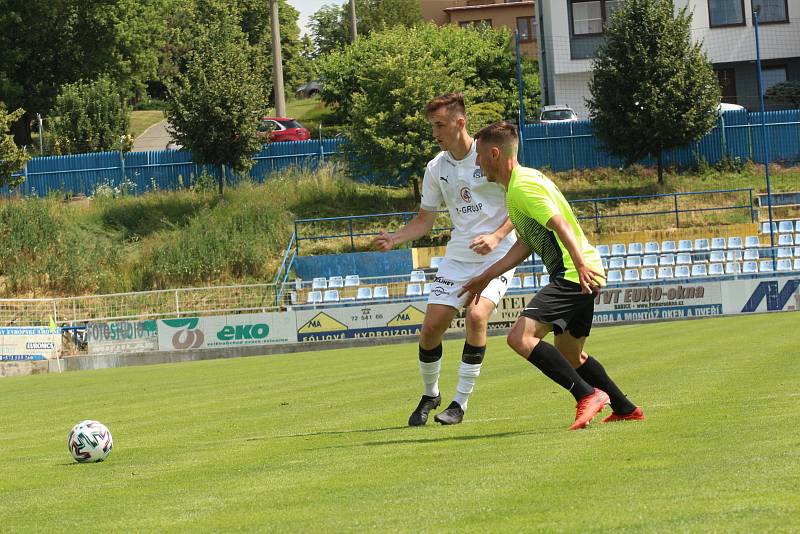 Fotbalisté Slovácka (v bílých dresech) účastníka druhé nejvyšší soutěže porazili jednoznačně 5:0.