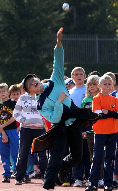 Kinderiáda na atletickém stadionu v Uherském Hradišti.