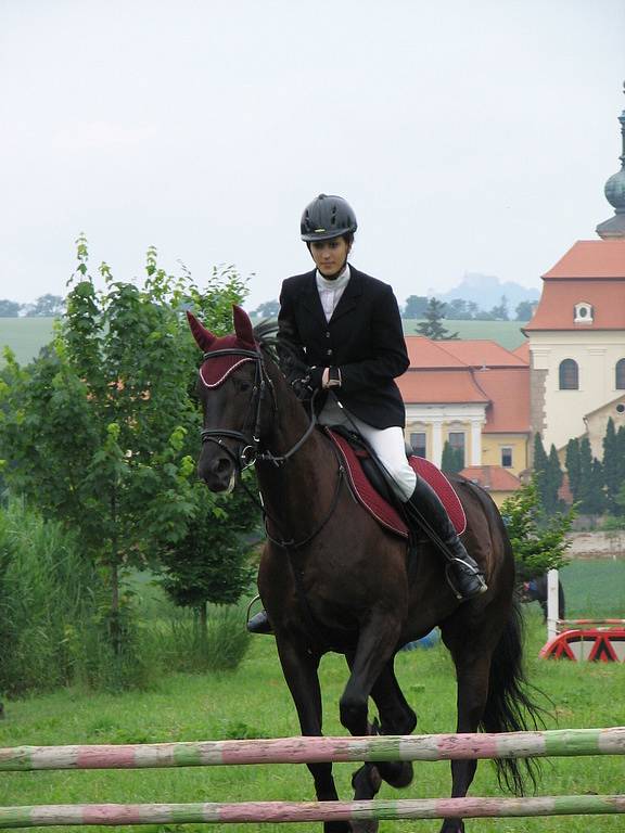 V okolí archeoskanzenu se tak nakonec sešly na tři desítky koní a na dvě stovky diváků.