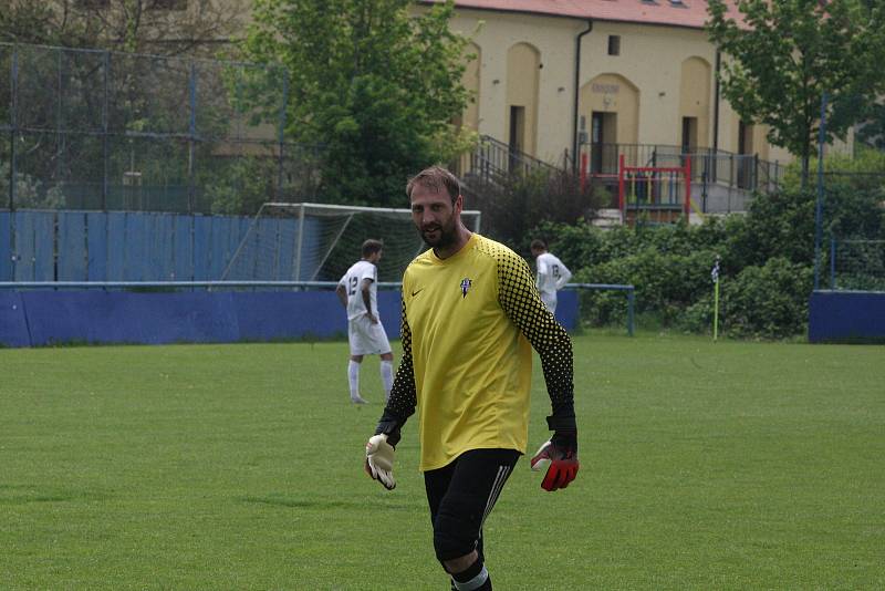Fotbalisté Kunovic (bílé dresy) ve 21. kola krajské I. A třídy skupiny B podlehli Nedachlebicím 3:5.