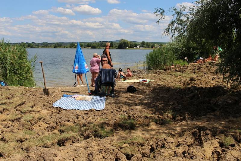 Uživatelé nudistické pláže na Kunovské tabuli v Ostrožské Nové Vsi našli svou pláž zcela rozoranou. 